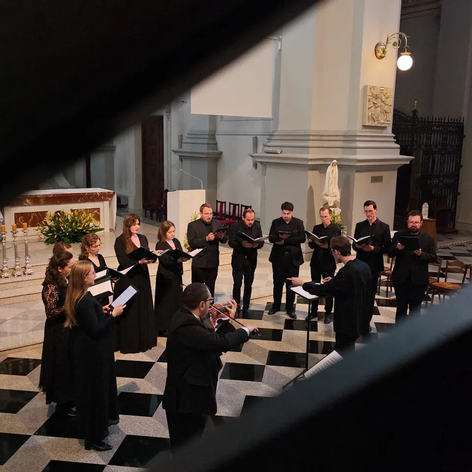 VoctEnsemble podczas koncertu Pochwała Stworzenia w kościele Wszystkich Świętych w Warszawie, widok z góry