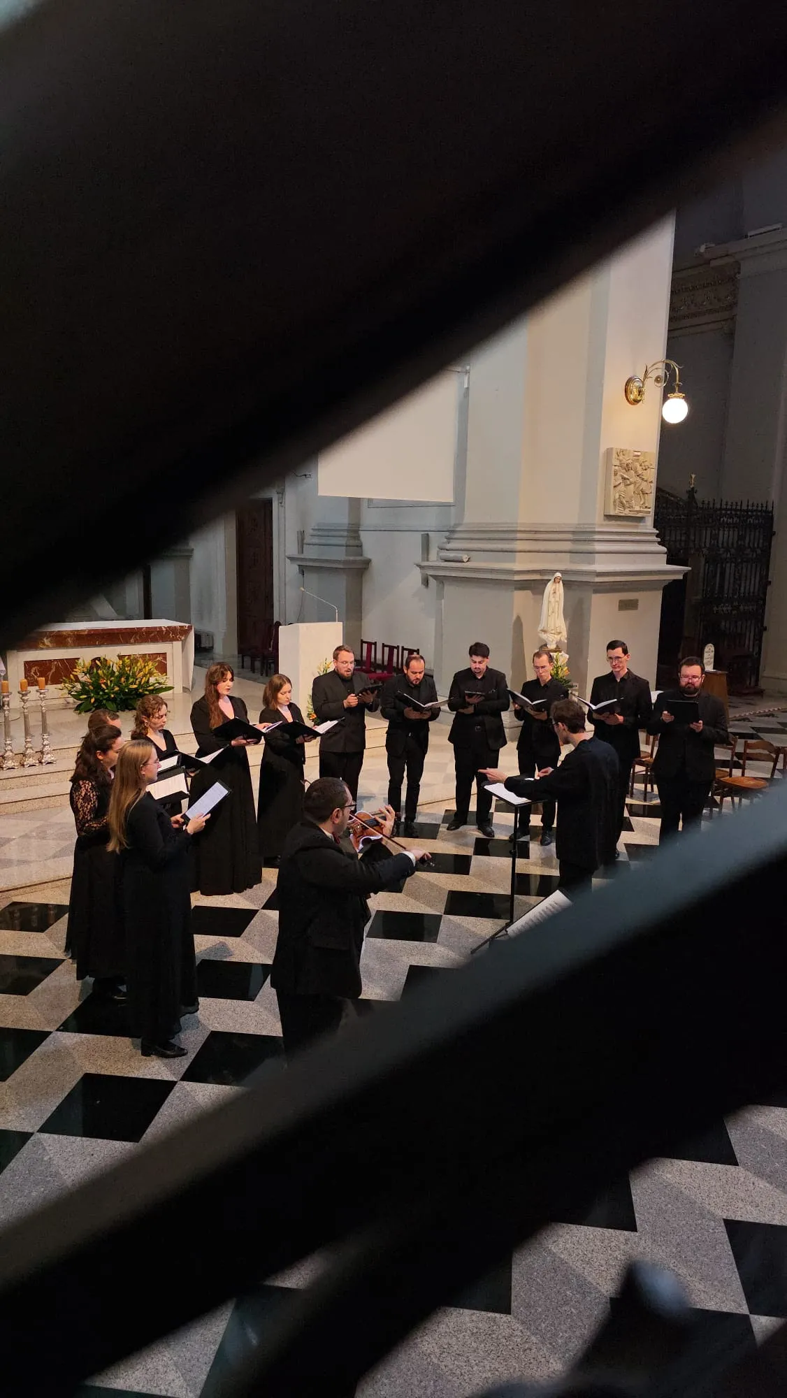 VoctEnsemble podczas koncertu Pochwała Stworzenia w kościele Wszystkich Świętych w Warszawie, widok z góry